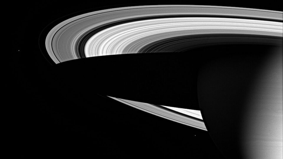 Sinais de vida? Lua de Saturno tem ingredientes para abrigar organismos