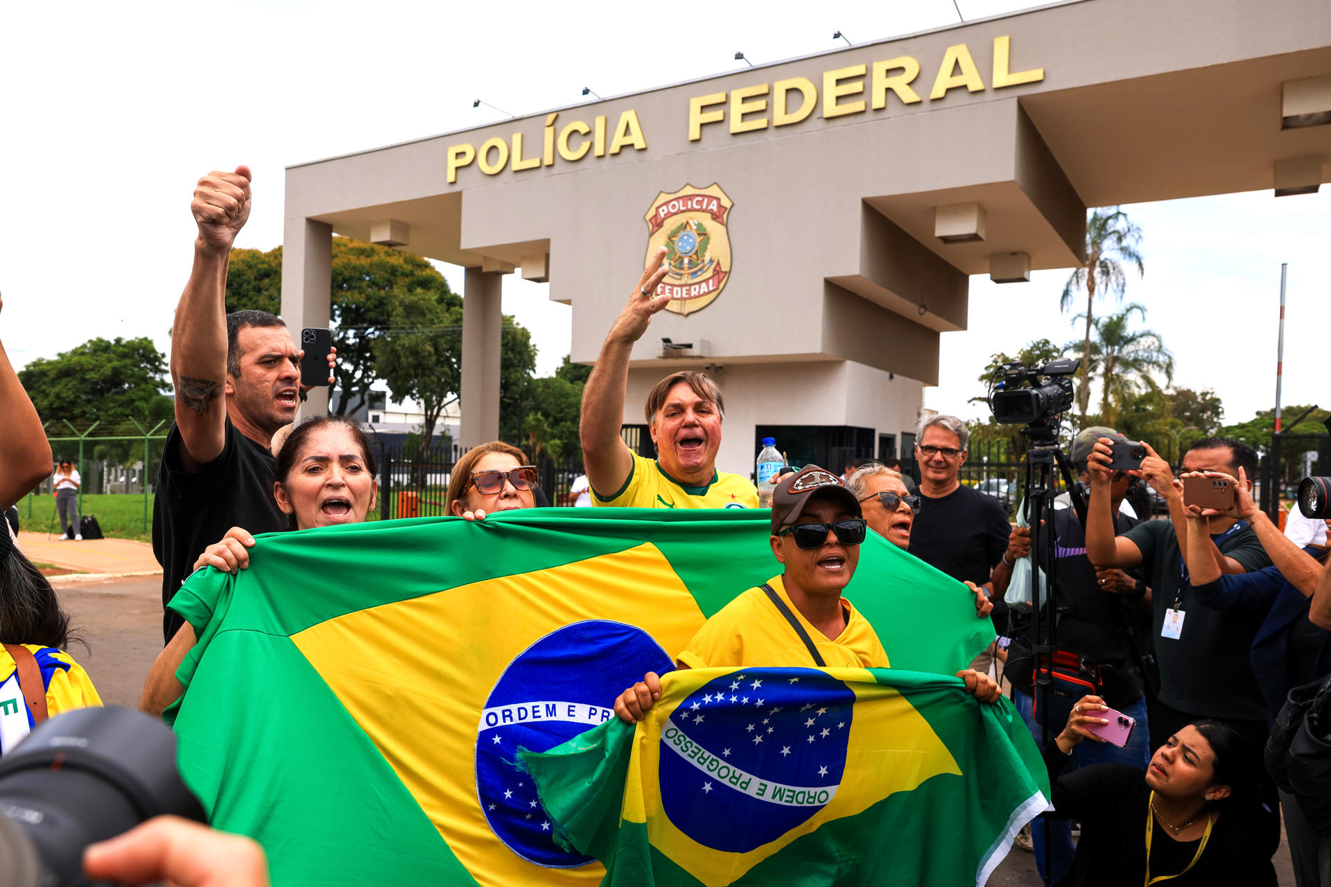 Atos pós-prisão de Bolsonaro ganham força sob temor do STF
