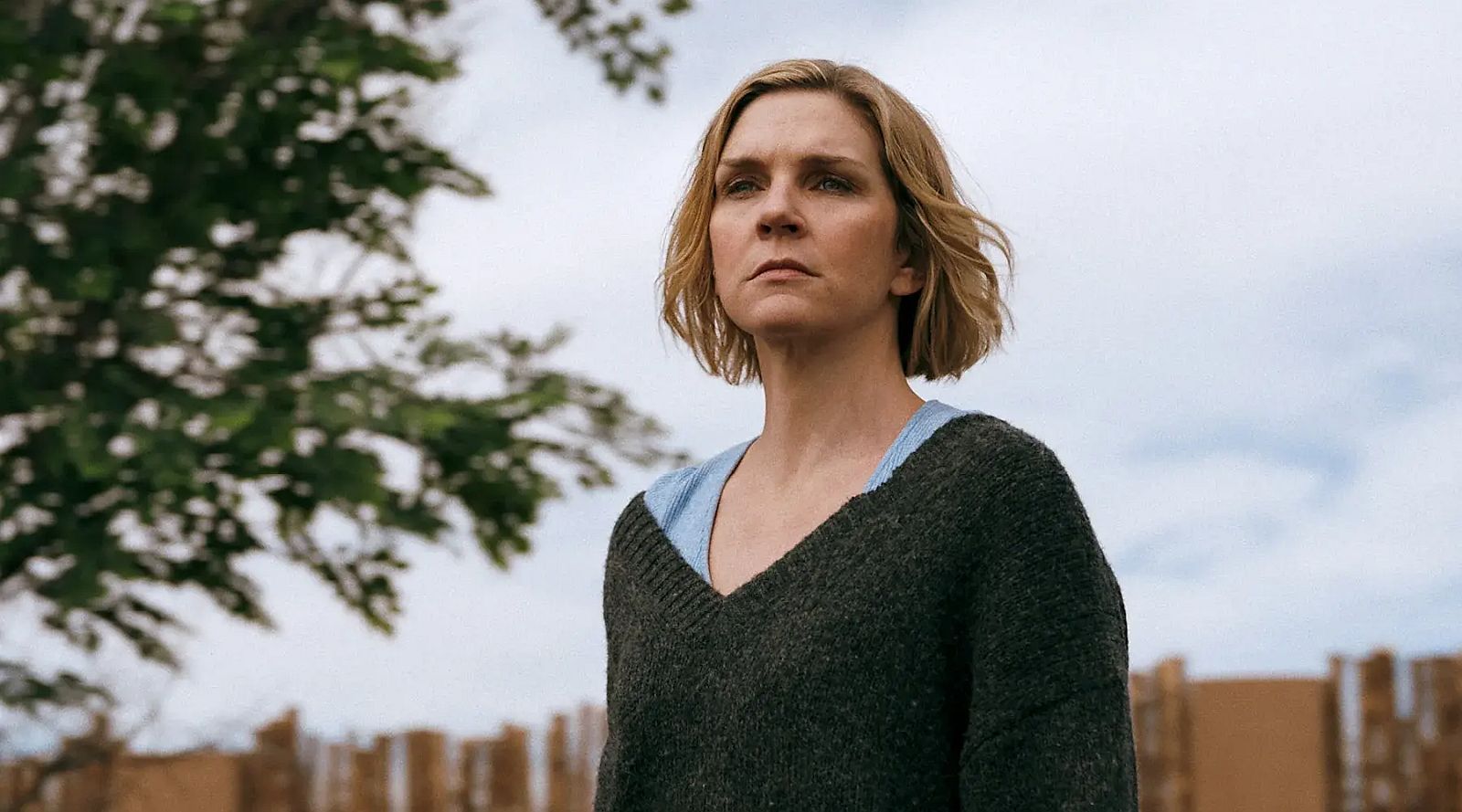 A personagem Carol, interpretada por Rhea Seehorn, em cena da série &#8220;Pluribus&#8221;.