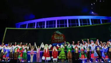 Abertura do Natal de Curitiba reúne artistas, bailarinos e personagens em frente ao Teatro Guaíra, marcando o início da programação natalina de 2025.