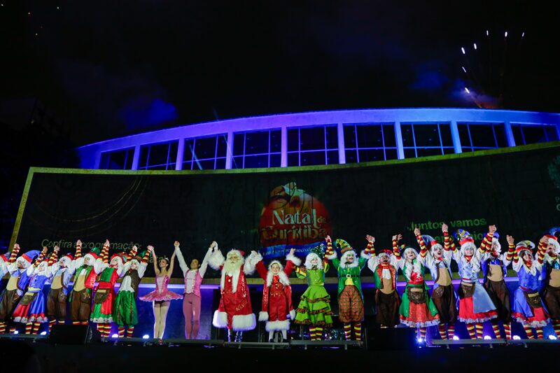 Abertura do Natal de Curitiba reúne artistas, bailarinos e personagens em frente ao Teatro Guaíra, marcando o início da programação natalina de 2025.
