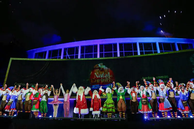 Abertura do Natal de Curitiba reúne artistas, bailarinos e personagens em frente ao Teatro Guaíra, marcando o início da programação natalina de 2025.