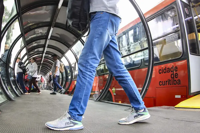 Passageiros circulam pela estação-tubo da região central: integração temporal na Praça Carlos Gomes deve beneficiar 15 mil usuários por dia.