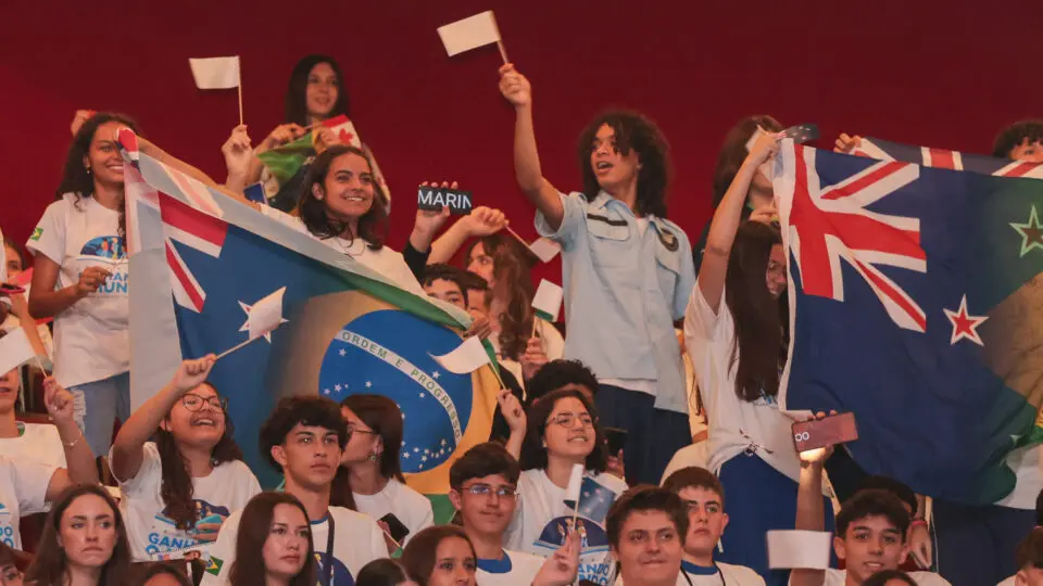 Estudantes comemoram no Teatro Guaíra durante encontro preparatório da maior edição do programa Ganhando o Mundo, que levará 2 mil alunos da rede estadual ao exterior em 2026.