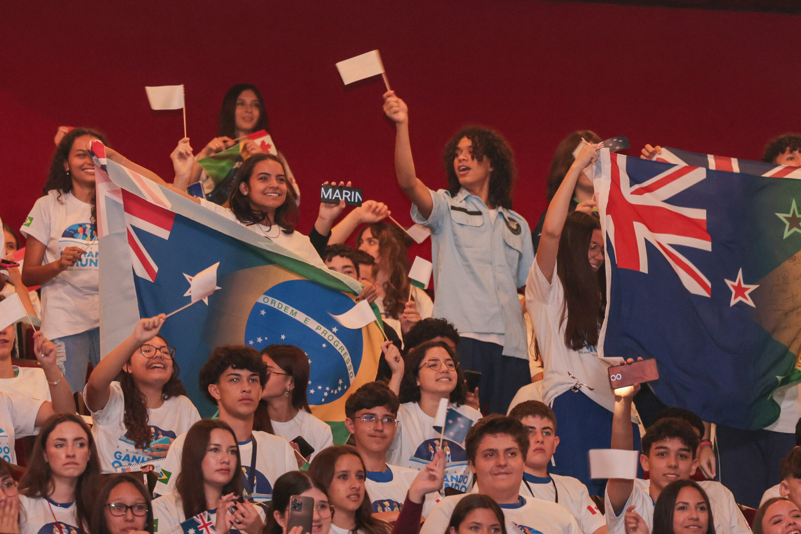 Estudantes no Teatro Guaíra, durante encontro preparatório da maior edição do programa Ganhando o Mundo, que levará 2 mil alunos da rede estadual ao exterior em 2026.