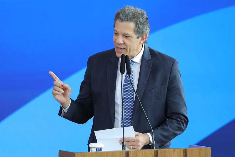 Economia: Fernando Haddad, em discurso durante sanção da isenção do Imposto de Renda para quem ganha até R$ 5 mil. O ministro da Fazenda descartou a possibilidade de privatização dos Correios.