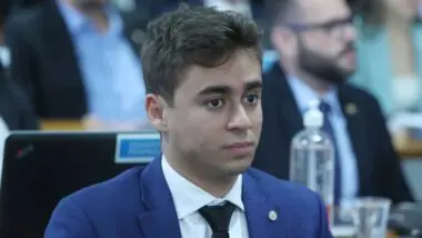 PSOL coordena ofensiva contra Nikolas Ferreira na PGR e no STF após polêmica envolvendo uso de celular durante visita a Bolsonaro.