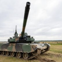 Soldados durante exercício militar no Centro de Treinamento das Forças Terrestres, em Biedrusko, Polônia Imagem referente a matéria