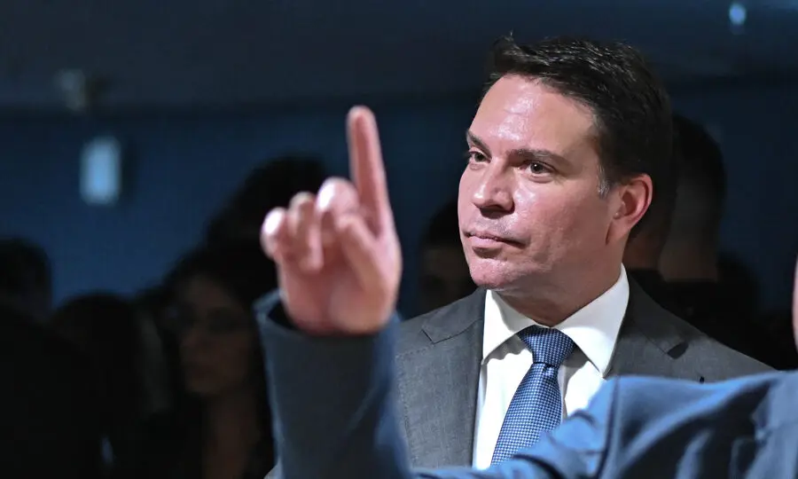 Alexandre Ramagem, deputado federal e ex-diretor da ABIN. Sua esposa, Rebeca Ramagem, diz ter sido alvo de busca e apreensão em avião.