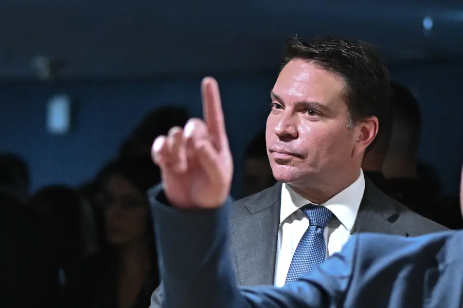 Alexandre Ramagem, deputado federal e ex-diretor da ABIN. Sua esposa, Rebeca Ramagem, diz ter sido alvo de busca e apreensão em avião.