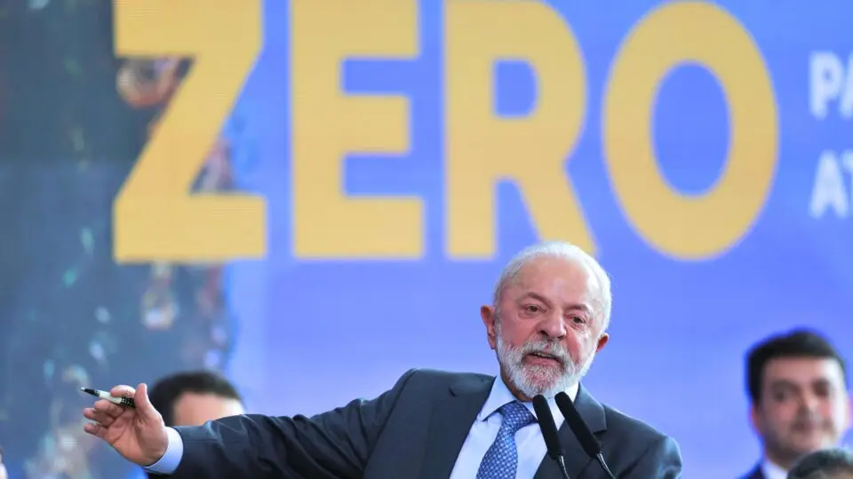 Lula assina documento de sanção da lei que amplia isenção do Imposto de Renda para salários de até 5 mil reais.