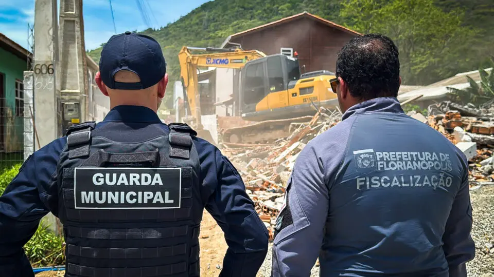 Demolição de imóveis abandonados em Florianópolis