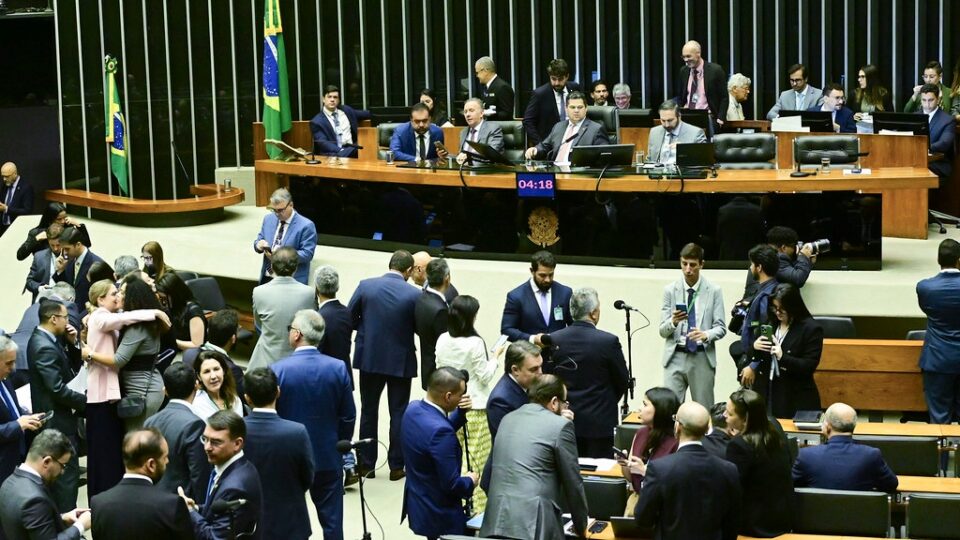 Governo e Congresso disputam verbas em momento de pressa para aprovar Orçamento