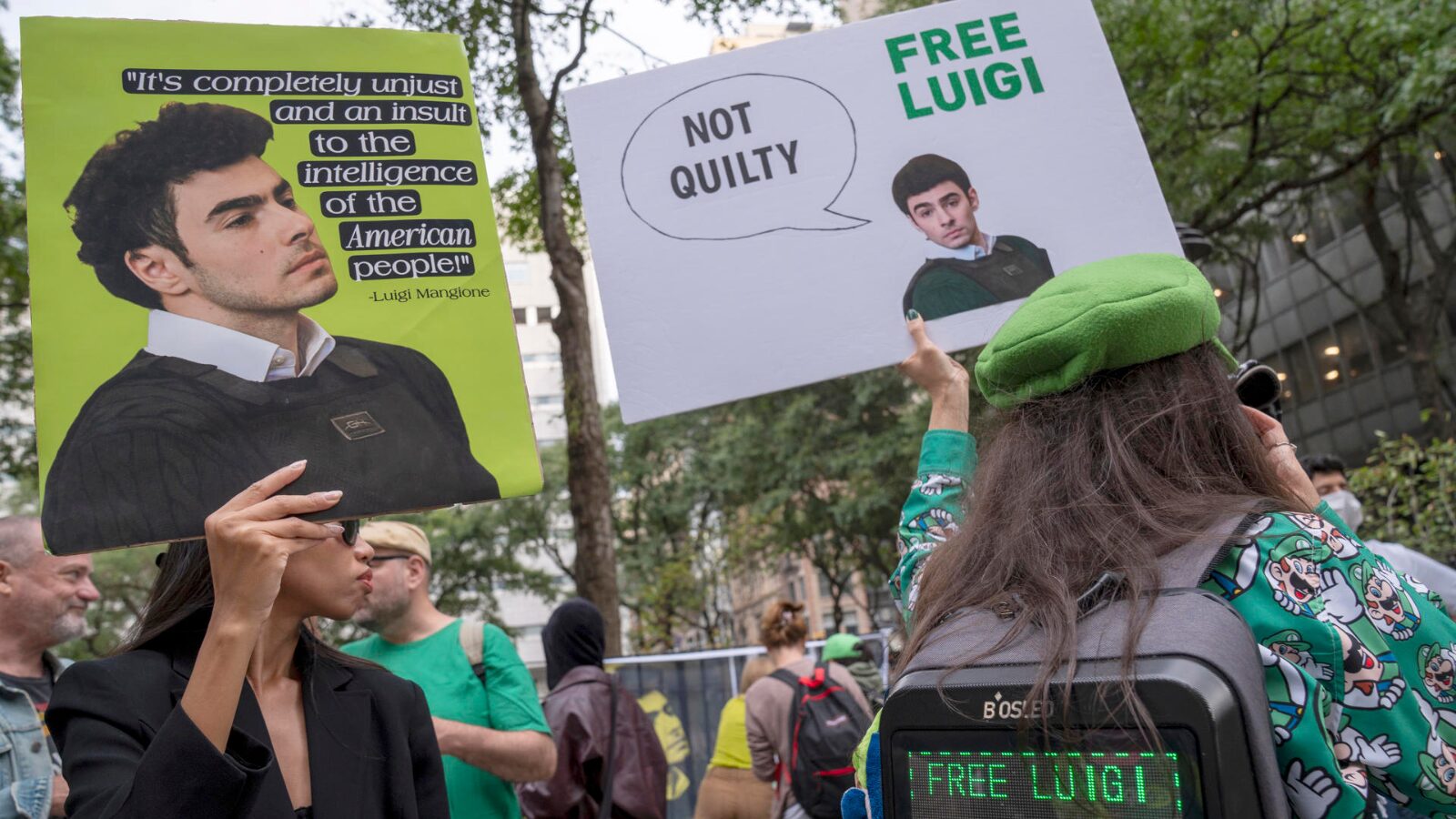 Manifestantes pedem a libertação de Luigi Mangione, que matou o CEO da UnitedHealthcare em Nova York.