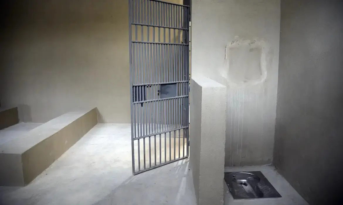 Lei proposta por Dino e relatada por Moro trata de análise da periculosidade do preso para avaliar soltura ou conversão da prisão em flagrante em prisão preventiva.