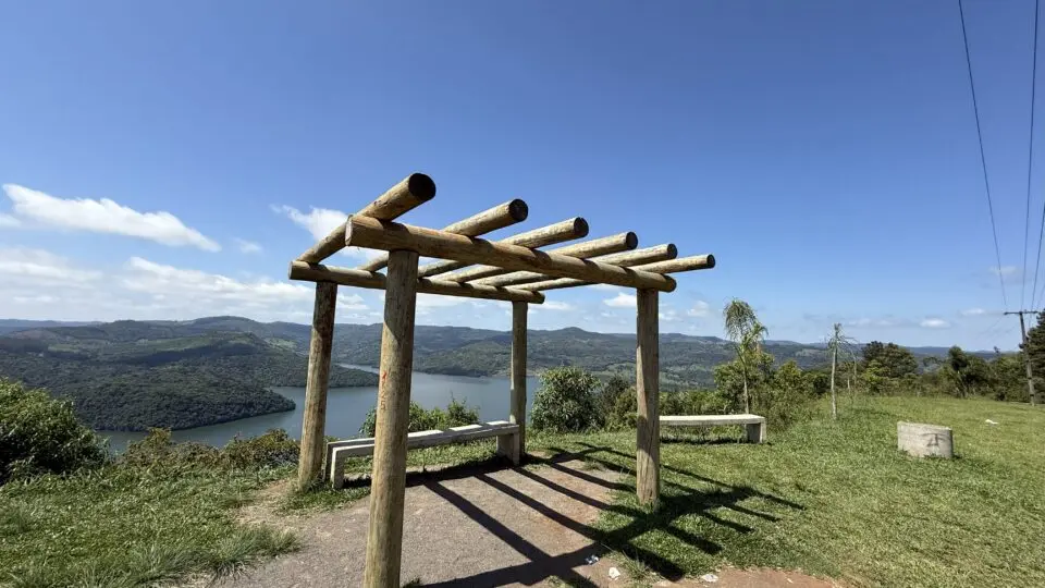 Jardim Botânico de Faxinal do Céu preserva espécies nativas e exóticas que fortalecem o potencial ecológico e turístico da região.