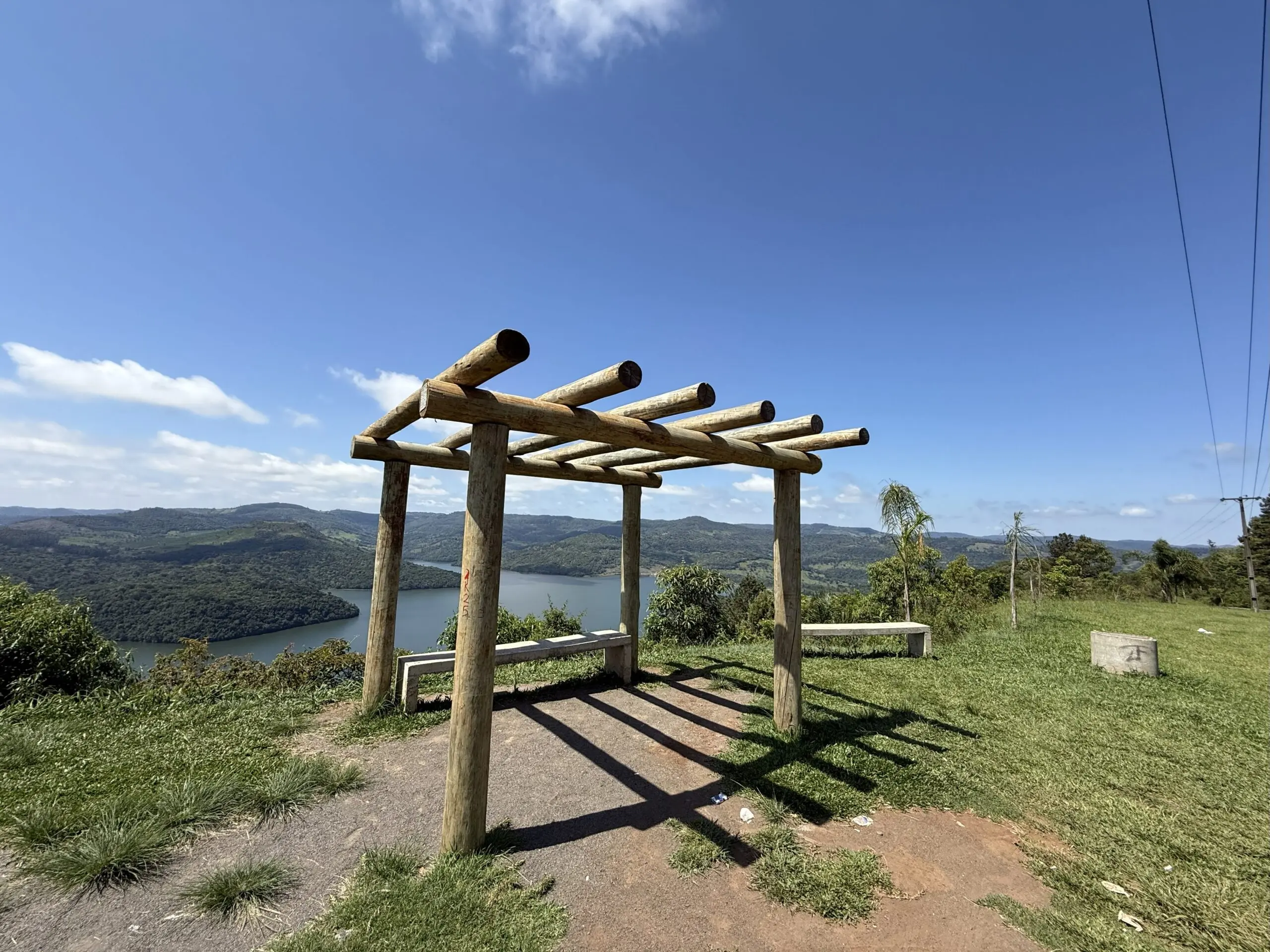 Jardim Botânico de Faxinal do Céu preserva espécies nativas e exóticas que fortalecem o potencial ecológico e turístico da região.