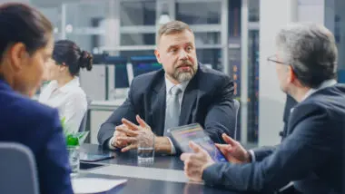 Negociação estratégica entre credores e empresas: colaboração e diálogo são chave para a recuperação judicial bem-sucedida.