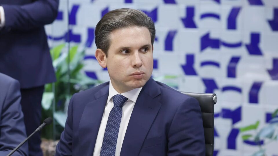 Oposição pressiona, mas anistia trava. Bolsonaro aciona médicos na prisão. Nova derrota de Lula no Congresso