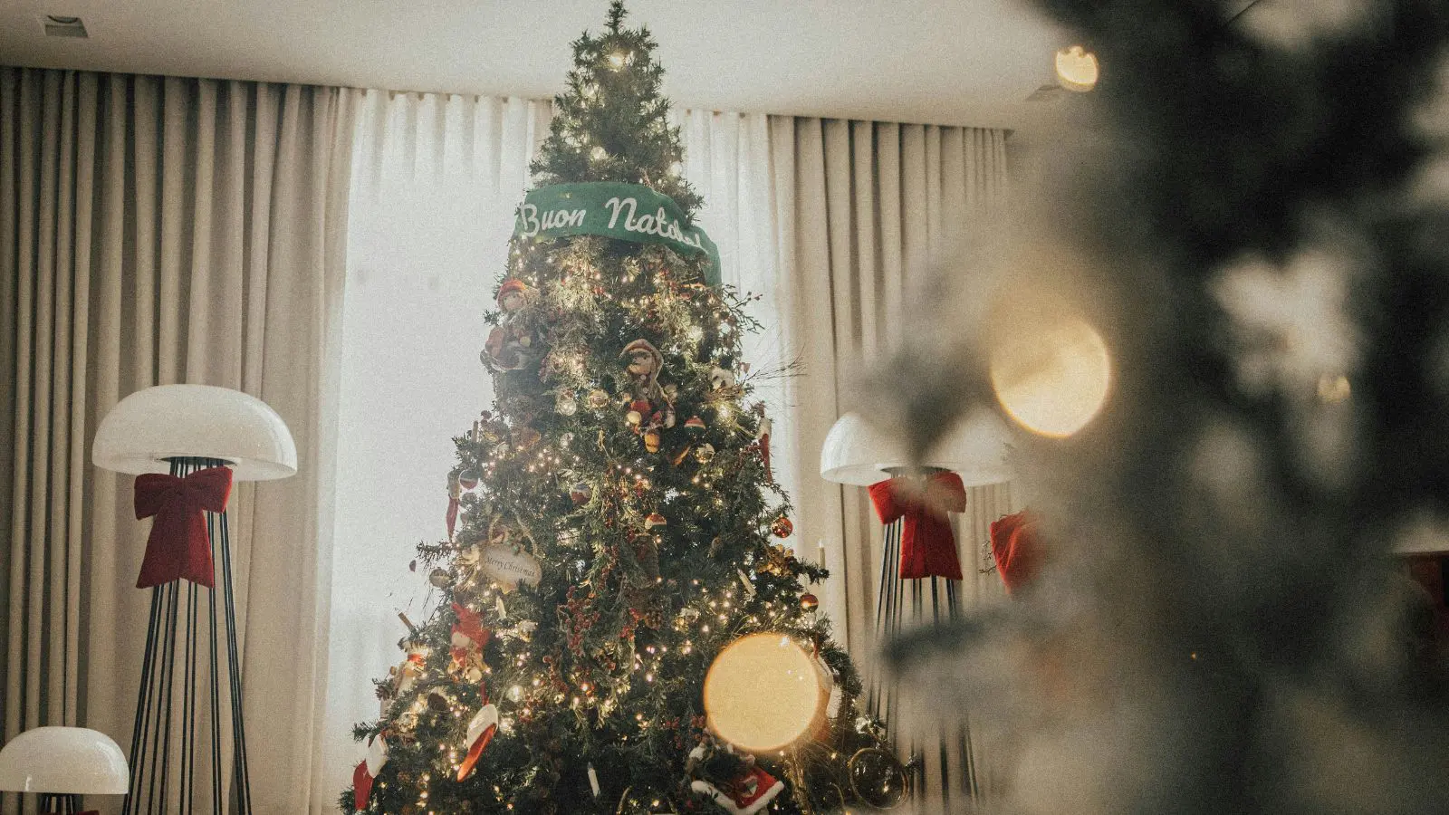 Árvore de Natal, que deve ser montada a partir do dia 30 de novembro – de acordo com tradições cristãs.