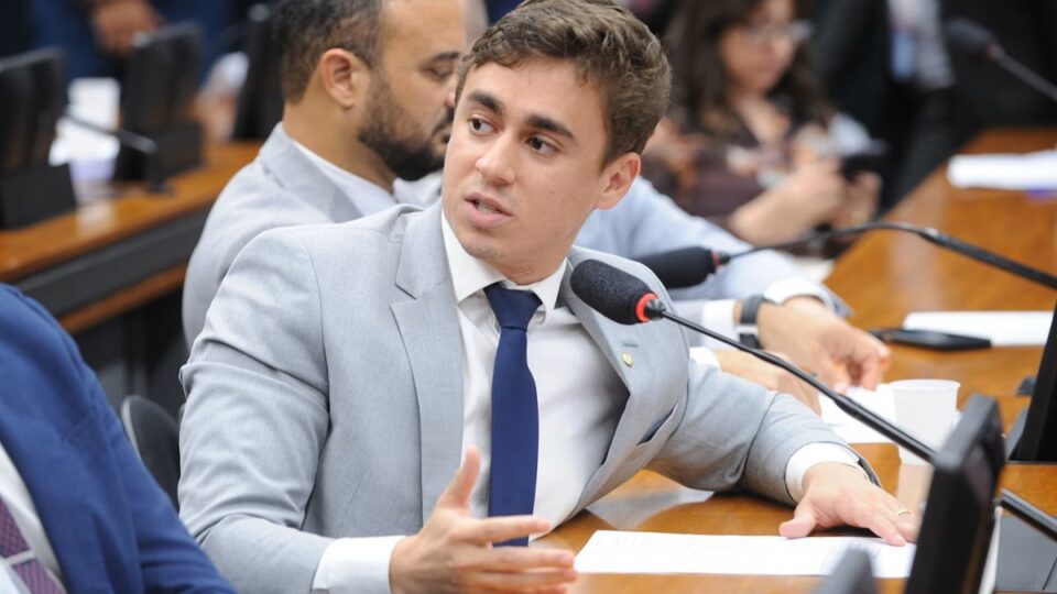 Defesa aponta que Bolsonaro não olha para celular de Nikolas em imagens divulgadas