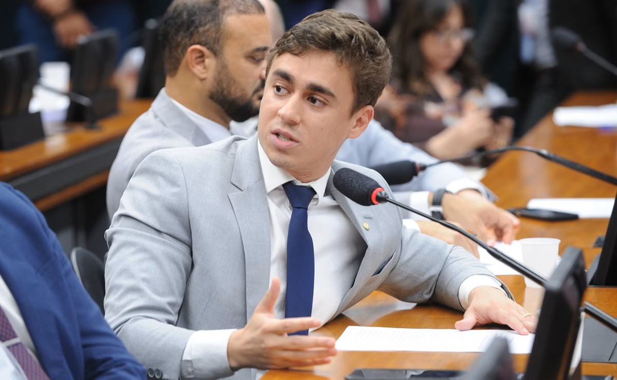 A defesa de Bolsonaro cumpriu o pedido de explicações de Moraes, apontando que o ex-presidente não fez contato visual com o celular de Nikolas Ferreira.