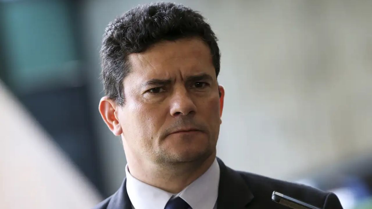 O senador Sergio Moro (União) lidera as intenções de voto ao governo do Paraná, aponta pesquisa.