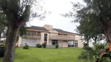 A antiga mansão dos Stroessner em Guaratuba segue como ponto de curiosidade para paraguaios e turistas que buscam vestígios do regime.