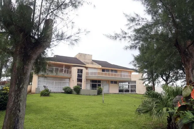 A antiga mansão dos Stroessner em Guaratuba segue como ponto de curiosidade para paraguaios e turistas que buscam vestígios do regime.