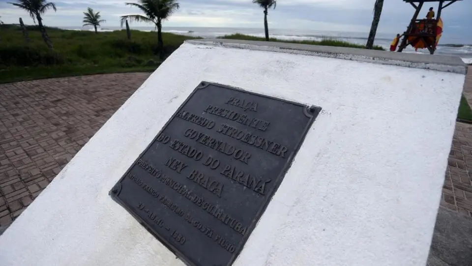 Inaugurada em 1980, a praça dedicada ao ditador segue como ponto simbólico da presença paraguaia em Guaratuba — mesmo após o fim da ditadura.