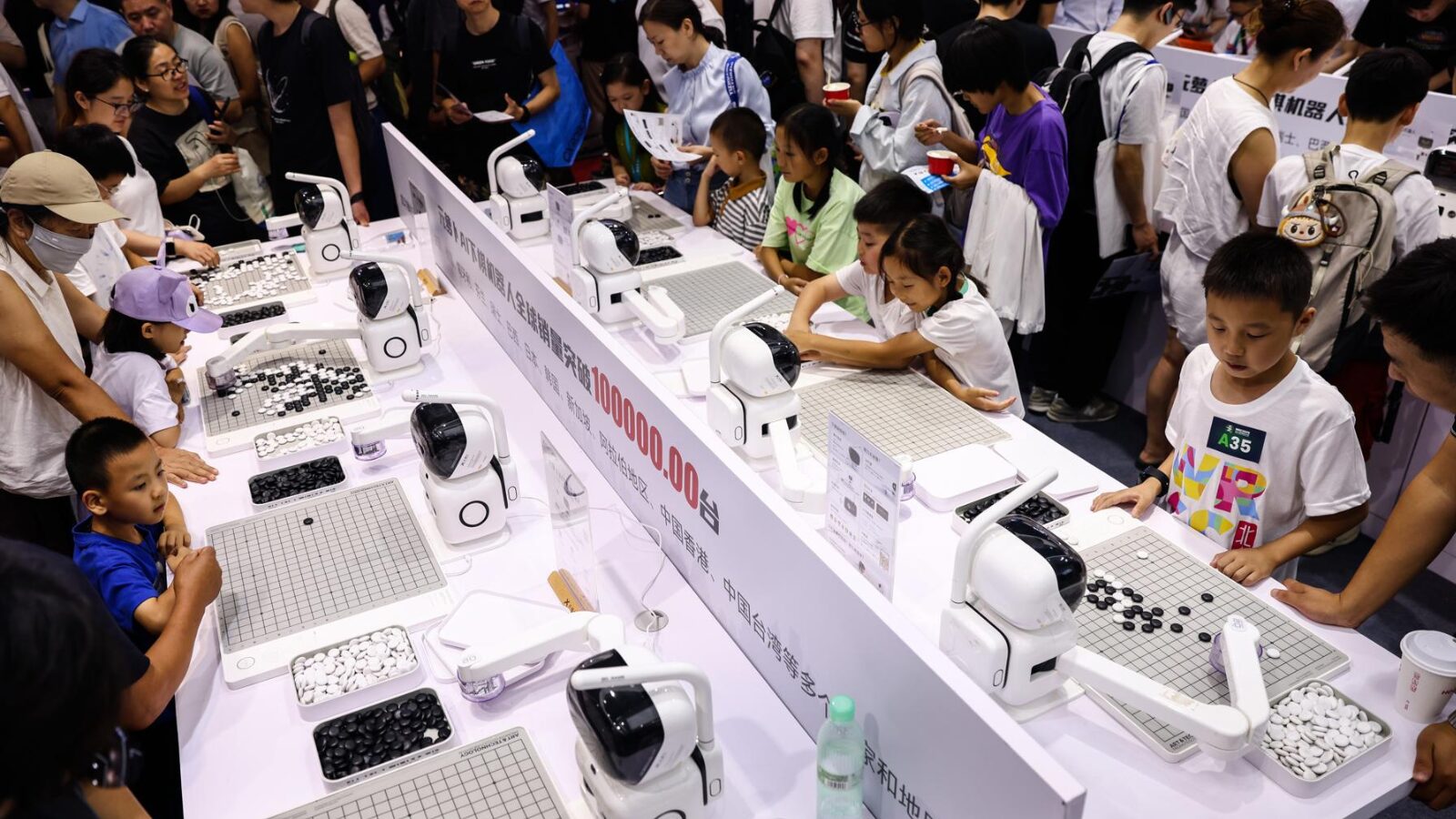 Crianças participam de atividade durante a World Robot Conference (Conferência Mundial de Robótica), em Pequim, em agosto de 2025: QI médio da China está entre os mais altos do mundo.