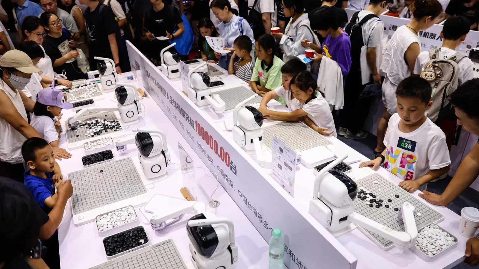 Crianças participam de atividade durante a World Robot Conference (Conferência Mundial de Robótica), em Pequim, em agosto de 2025.