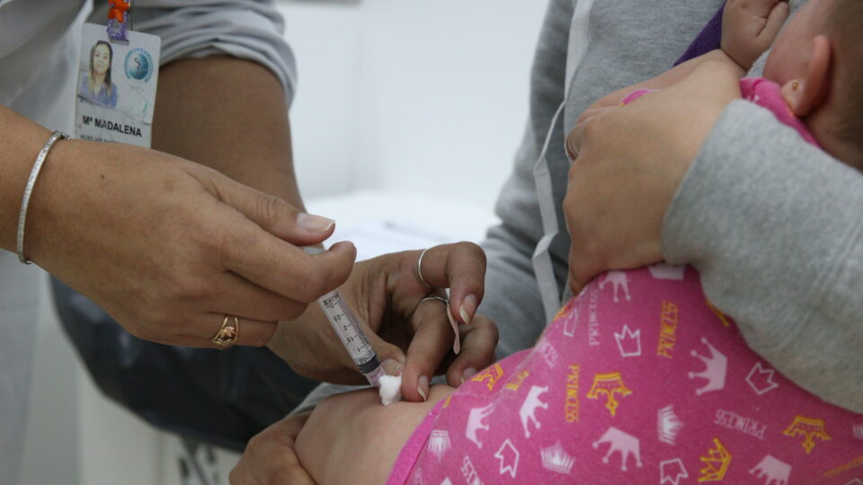 Comissão de Saúde aprova PDL que desobriga pais de vacinarem bebês contra a Covid-19