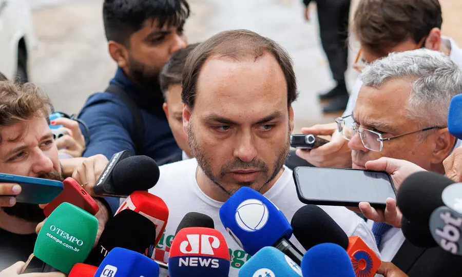 Regime: Carlos Bolsonaro, após visita ao pai na superintendência da PF. O vereador listou o que seriam as doenças de seu pai para defender a prisão domiciliar do ex-presidente.