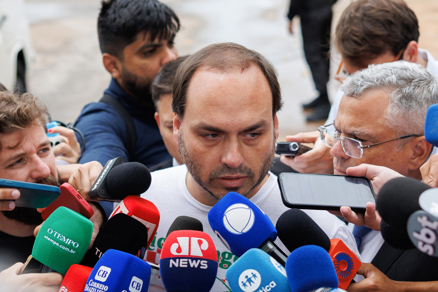 Regime: Carlos Bolsonaro, após visita ao pai na superintendência da PF. O vereador listou o que seriam as doenças de seu pai para defender a prisão domiciliar do ex-presidente.