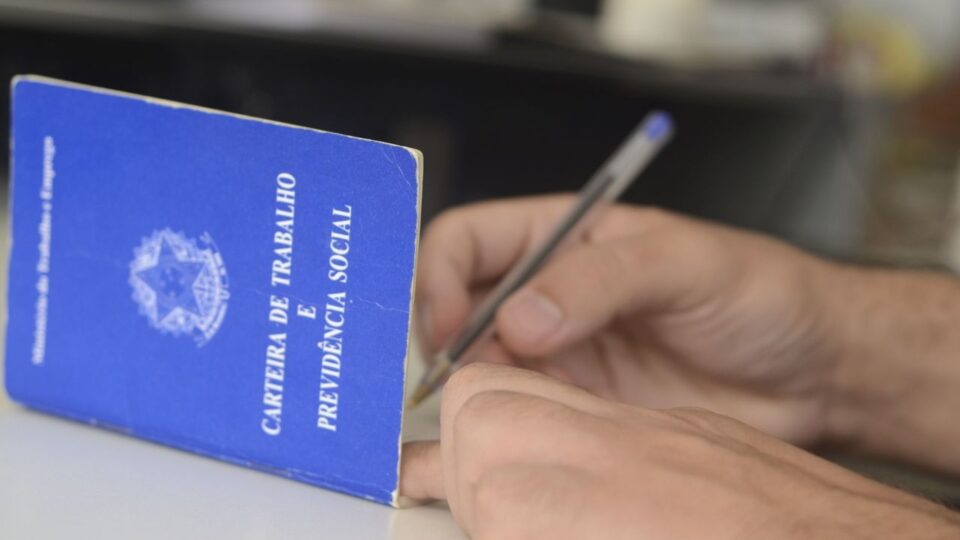 Desemprego cai para 5,4% em outubro e soma 5,9 milhões de pessoas