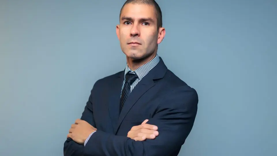 Advogado Fábio Adriano Batista dos Santos, advogado especialista em operações societárias, explica como reorganizações empresariais são fundamentais para o crescimento e a competitividade das empresas.