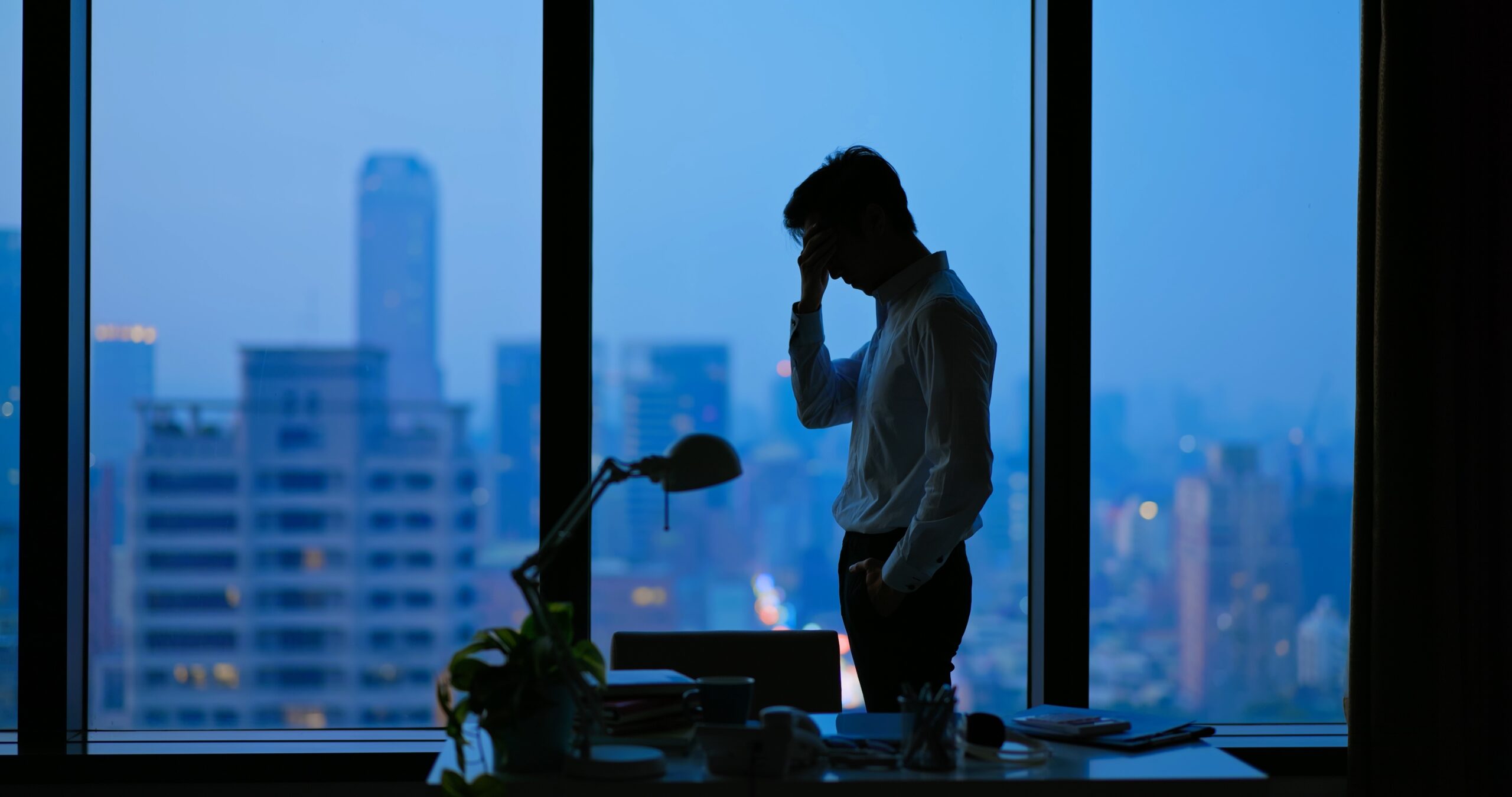 Por trás da rotina, a luta silenciosa. A ansiedade moderna nem sempre grita; muitas vezes, ela sussurra no cansaço que não passa e na irritação que surge &#8216;do nada&#8217;. O corpo está em alerta, mas a mente disfarça. Você sabe identificar os sinais que parecem estresse, mas são ansiedade?