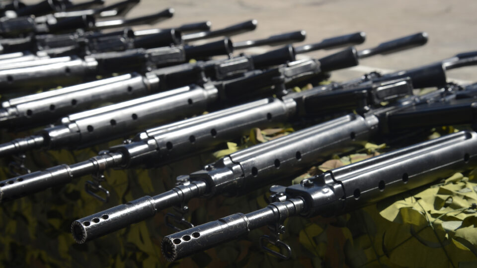 Corregedoria da Polícia Militar prende 5 por furtar fuzil em ação no Rio