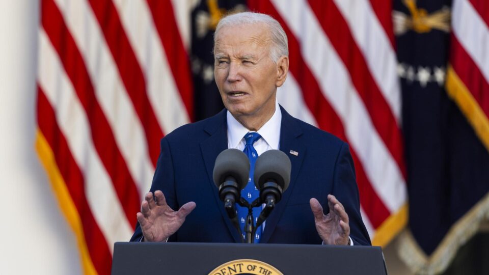 Trump cancela todas as ordens de Biden assinadas com caneta automática