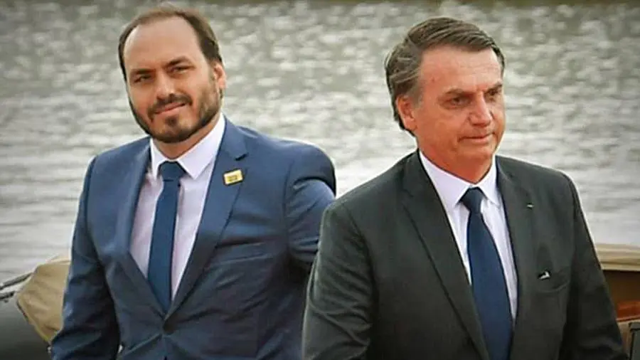 Carlos Bolsonaro e seu pai, o ex-presidente Jair Bolsonaro.