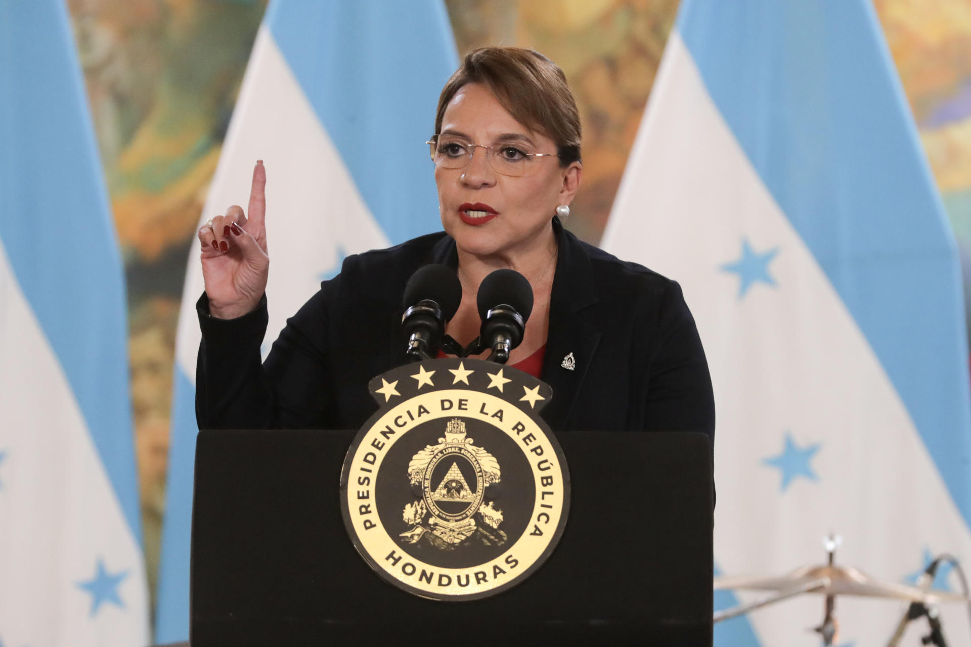 Trump apoia direita contra esquerda Trump apoia direita contra esquerda