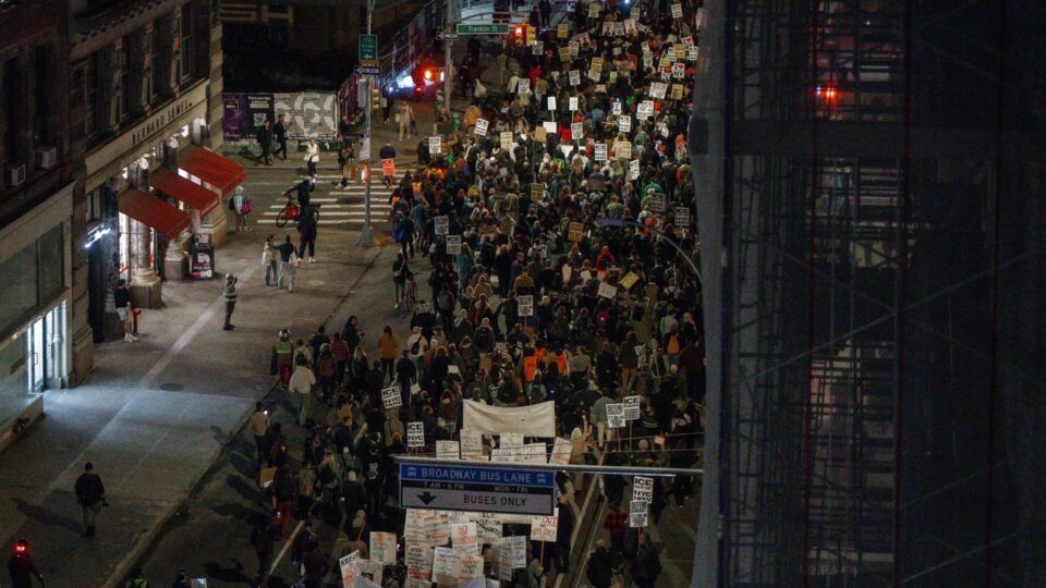 Manifestantes são presos após impedirem ação do Serviço de Imigração em Nova York