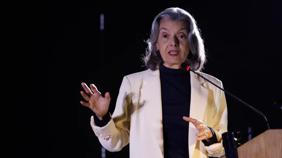 Cármen Lúcia compara ditadura a ‘erva daninha’ e diz que primeira vítima é a Constituição