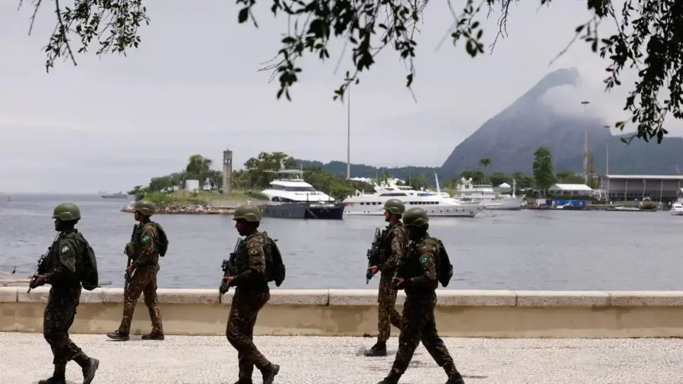 Cartilha: militares do Exército Brasileiro durante a GLO imposta no Rio de Janeiro por ocasião da cúpula do G20. O PT pretende passar a execução dessas operações para guardas nacionais de caráter civil.