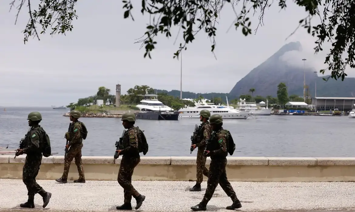 Cartilha: militares do Exército Brasileiro durante a GLO imposta no Rio de Janeiro por ocasião da cúpula do G20. O PT pretende passar a execução dessas operações para guardas nacionais de caráter civil.