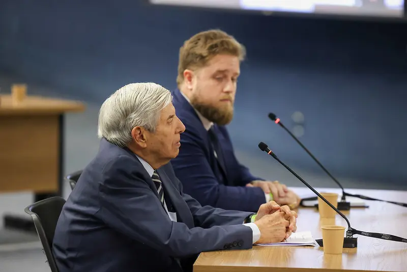 Confusão: General Heleno e, ao fundo, seu advogado, Matheus Milanez. A defesa diz que o perito cometeu um "equívoco" ao perguntar data do diagnóstico a um paciente com Alzheimer.