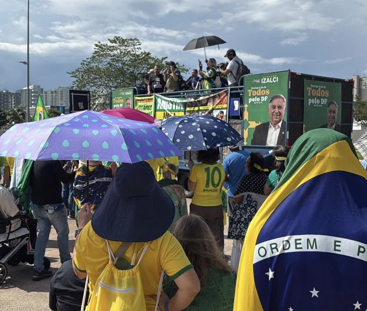 Manifestação em Brasília neste domingo ,dia 30 de novembro: proposta dos organizadores era realizar caminhada, mas chuva atrapalhou os planos.