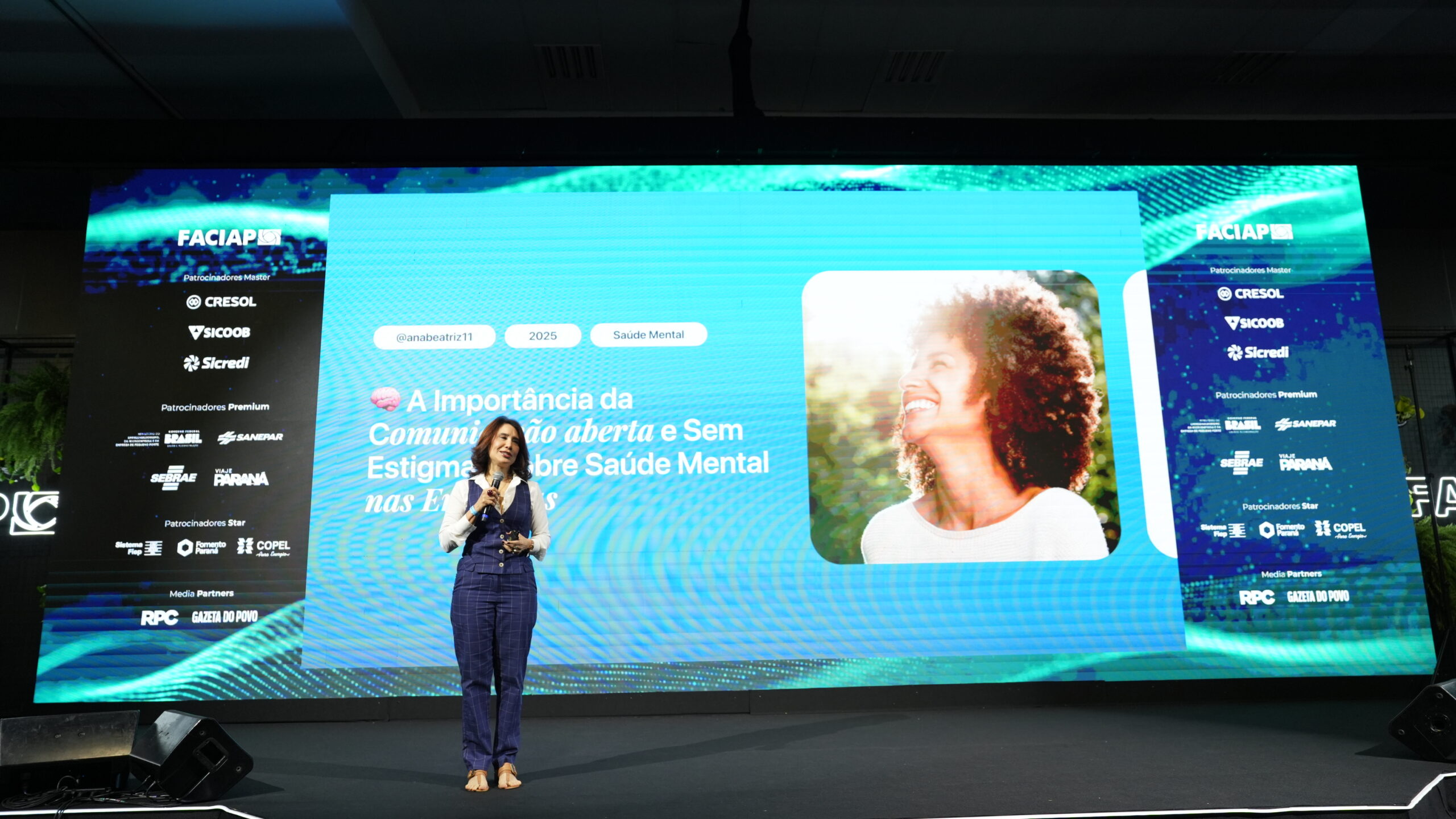 Ana Beatriz Barbosa Silva durante palestra no 8º Congresso Empresarial Paranaense, destacando a importância da saúde mental nas empresas.
