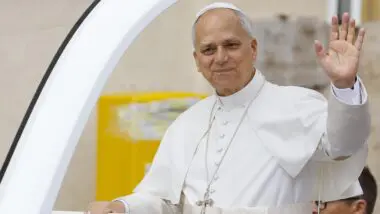 Em visita ao Oriente Médio, Papa Leão XIV defende que presidente da Turquia medie conflito entre Rússia e Ucrânia.